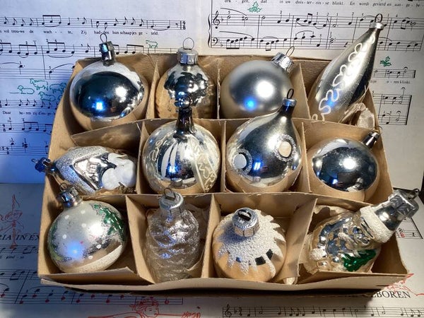 Verzameldoos nr. 34. Met zilveren glazen kerstbalfiguren