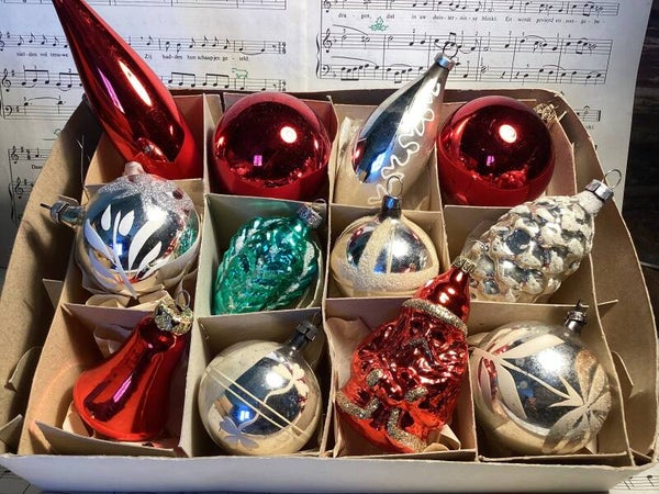 Verzameldoos nr. 35. Met glazen rood, zilver groene kerstbalfiguren