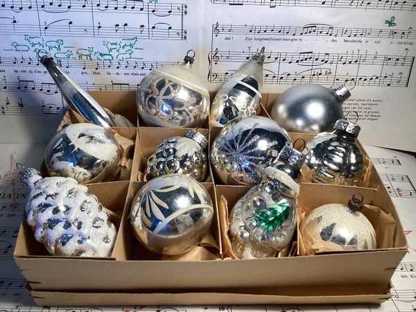Verzameldoos nr. 36. Met zilveren glazen kerstbalfiguren