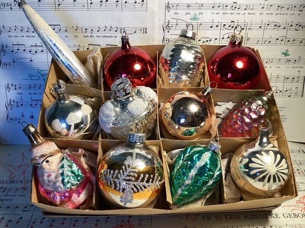 Verzameldoos nr. 37. Met zilveren en gekleurde glazen kerstbalfiguren