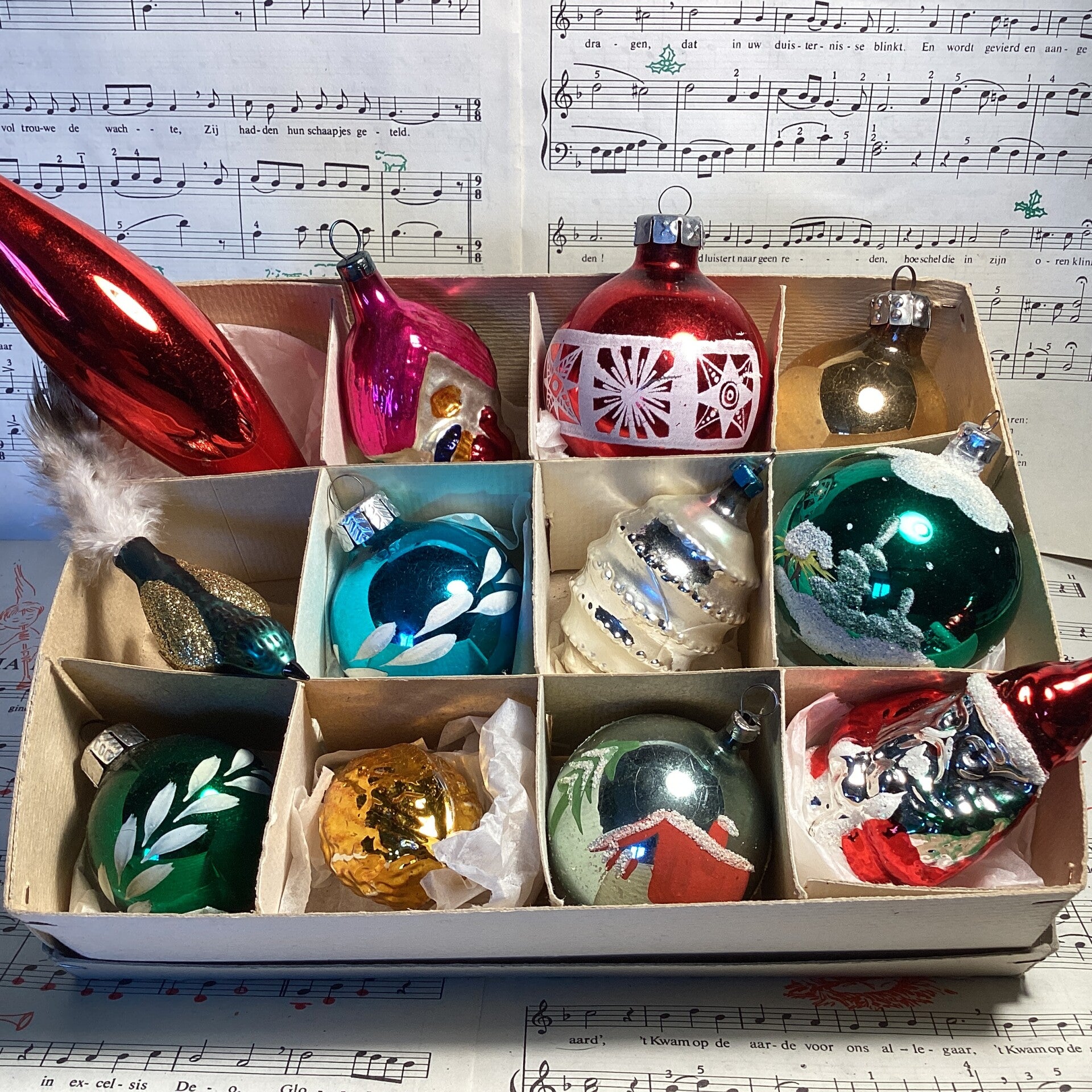 Verzameldoos nr. 44. Met gekleurde glazen kerstbalfiguren
