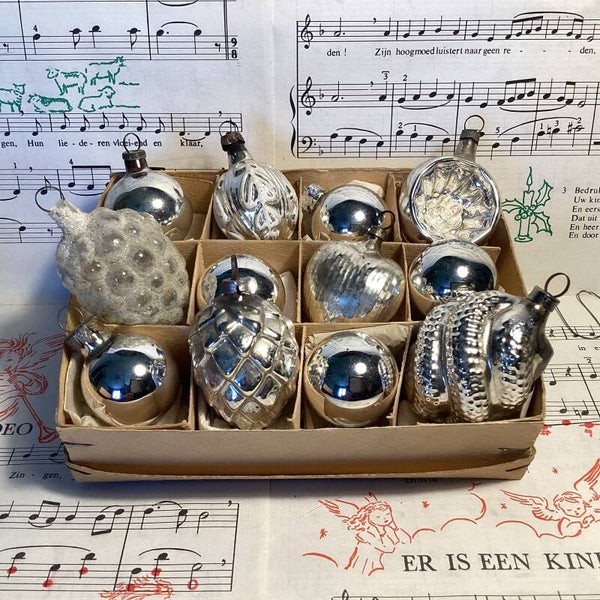 Verzameldoos nr. 5. met 12 kleine glazen feathertree kerstballetjes en figuren 3-4 cm