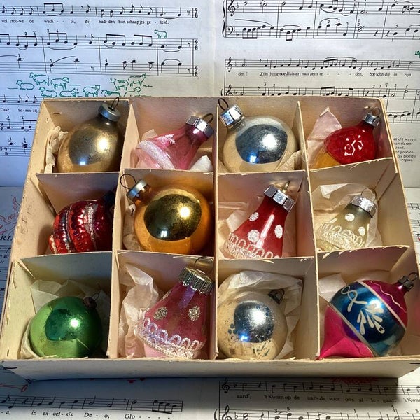 Verzameldoos nr. 4. Met gekleurde glazen kerstbalfiguren w.o. veel klokjes