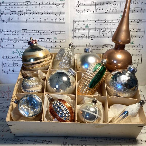 Verzameldoos nr. 10. Met zilveren en goudbruine tinten kerstbalfiguren