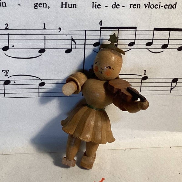 Klein houten ertsgebergte engel met viool, 6 cm