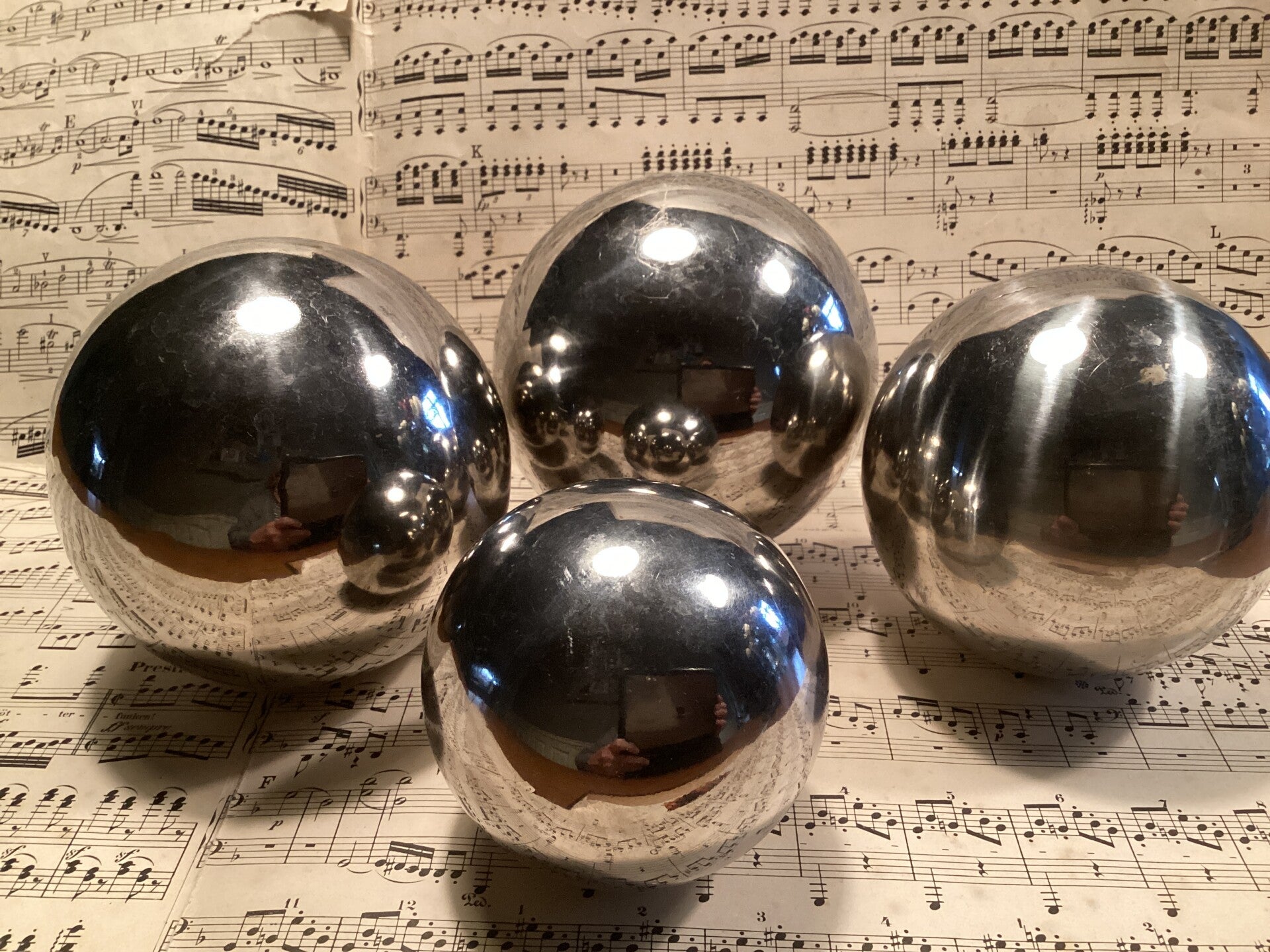 4 heksenballen van 8 tot 15 cm in diameter