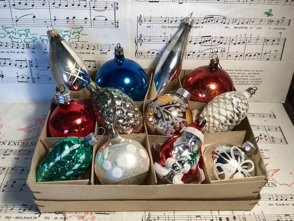 Verzameldoos nr. 4. Met 12 gekleurde en zilveren oude glazen kerstbalfiguren