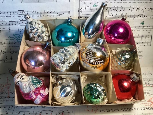 Verzameldoos nr. 2. Met gekleurde en zilveren oude glazen kerstbalfiguren