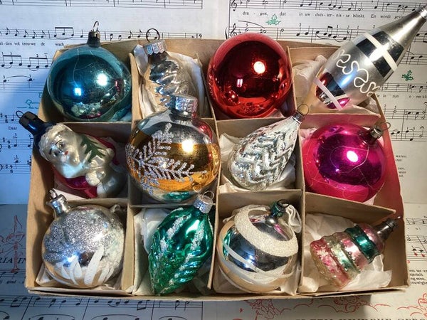 Verzameldoos nr. 3. Met gekleurde en zilveren oude glazen kerstbalfiguren