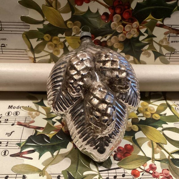 Antieke kerstbal met bruin gesuikerde dennenappels, op tak, mooi reliëf beiden zijden 10x7x4 cm