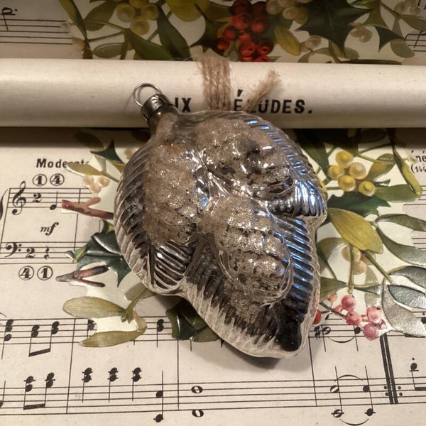 Antieke kerstbal met bruin gesuikerde dennenappels, op tak, mooi reliëf beiden zijden 10x7x4 cm