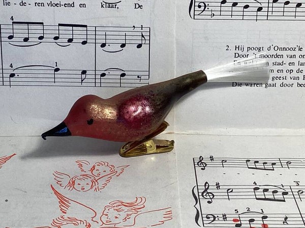 Zeer fraai gewaxte vogeltje met fiberstaart op vernieuwde clip, 12 cm
