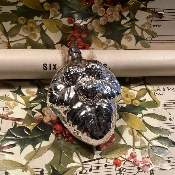 Antieke kerstbal eikenblad met 3x eikel, beauty! 7x6x5 cm