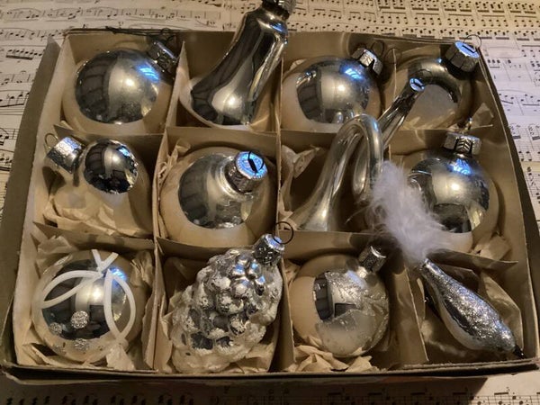 Verzameldoos nr. 31. Met zilveren glazen kerstballen en figuren