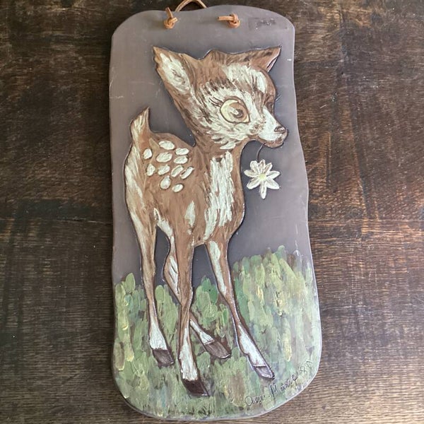 Mooi keramiek hertje bambi op klei gebakken plaat, gesigneerd, 40 cm hoog