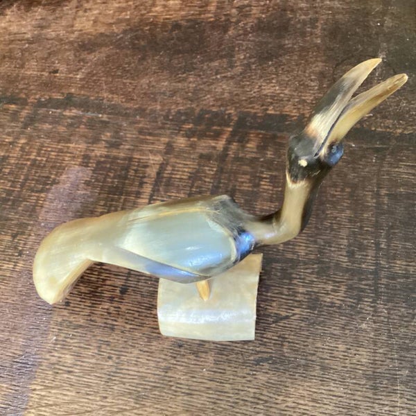 Prachtige vogel uit een hoorn gemaakt 19x18x7 cm