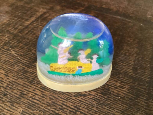 Vintage schuddenbol met engeltje en sneeuw