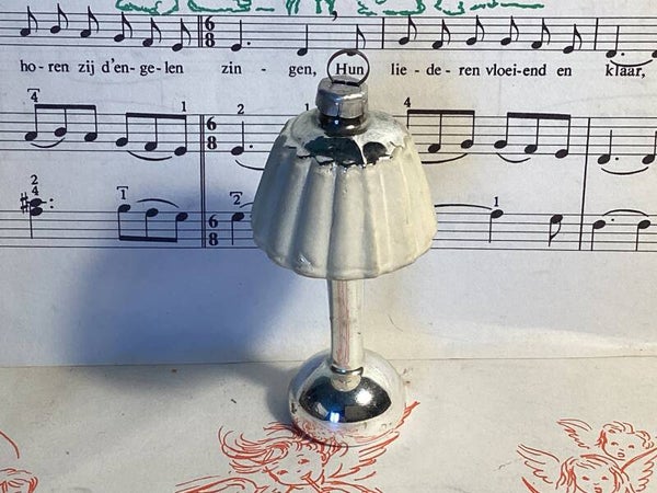 Antieke kerstbal lampion gegolfde kap, mat wit met zilver