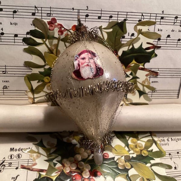 Antieke tinsel luchtballon, oudje, mooie verweerd met poesieplaatje kerstman, draad