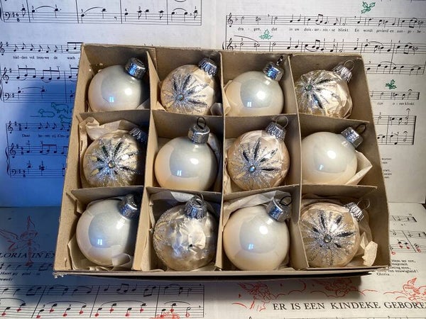 Verzameldoos nr. 47. Met 12 parelmoer en gebroken wit kerstballen