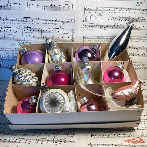 Verzameldoos nr. 6. Met zilveren en roze paarse kerstbalfiguren van glas