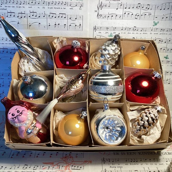 Verzameldoos nr. 1. Met zilver, goud en rode glazen kerstbalfiguren