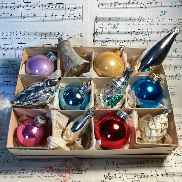 Verzameldoos nr. 8. Met gekleurde en zilveren glazen kerstbalfiguren