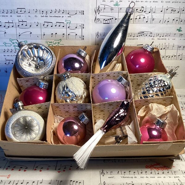 Verzameldoos nr. 9. Met zilveren en paars, roze glazen kerstbalfiguren