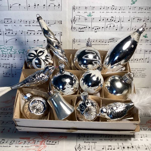 Verzameldoos nr. 10. Met zilveren glazen kerstbalfiguren kleintjes