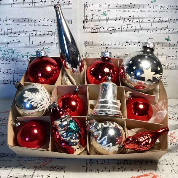Verzameldoos nr. 31. Met rode en zilver glazen kerstbalfiguren