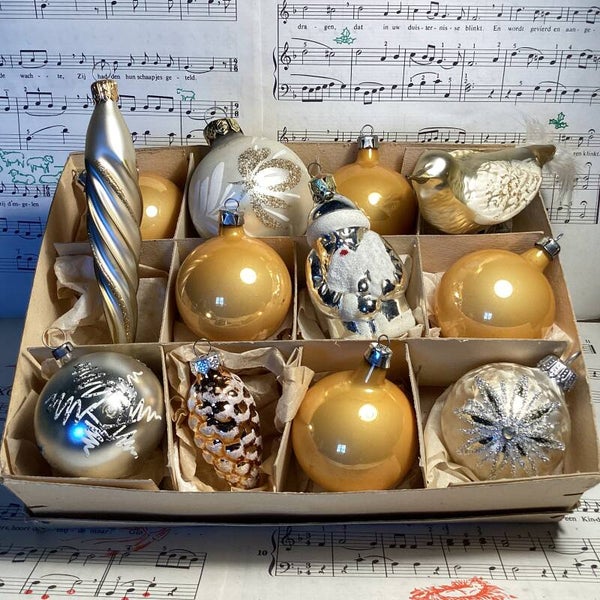 Verzameldoos nr. 13. Met goudkleurige kerstballen
