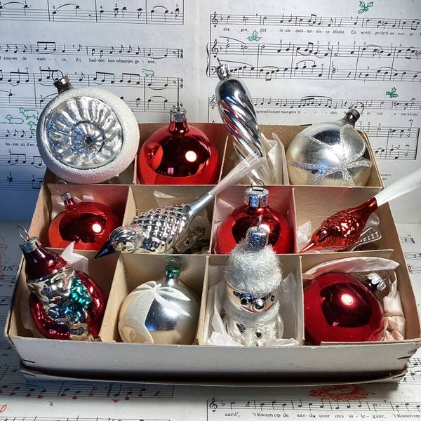 Verzameldoos nr. 35. Met rood en zilveren kerstbalfiguren