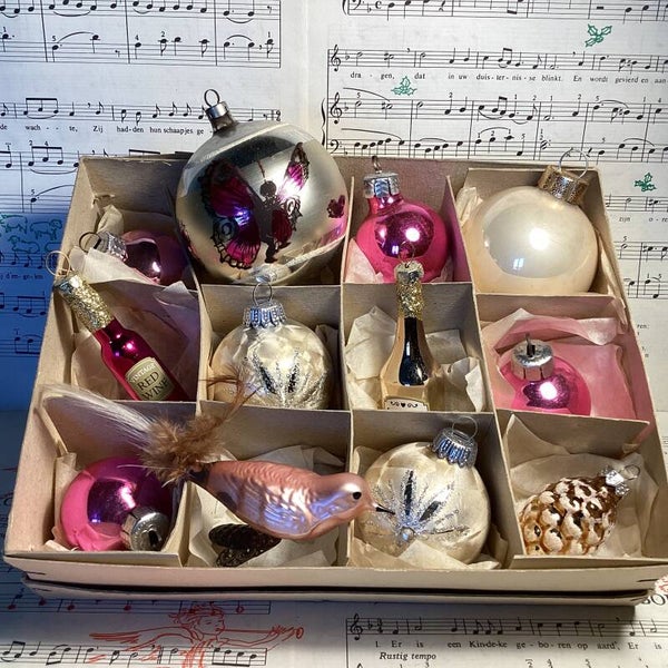Verzameldoos nr. 48. Met roze en goudkleurige vintage glazen kerstbalfiguren