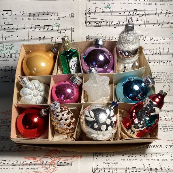 Verzameldoos nr. 44. Met gekleurde glazen kerstbalfiguren