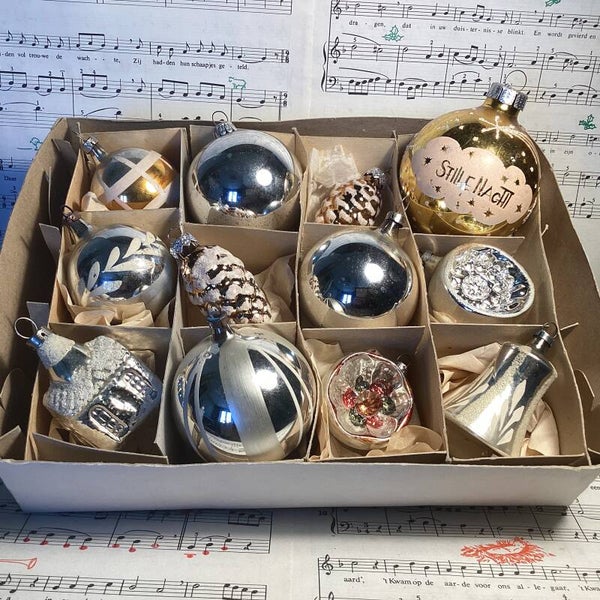 Verzameldoos nr. 16. Met geel gouden en zilverkleurige glazen kerstbalfiguren