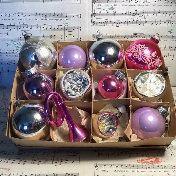 Verzameldoos nr. 17. Met roze, lila en zilveren kerstbalfiguren