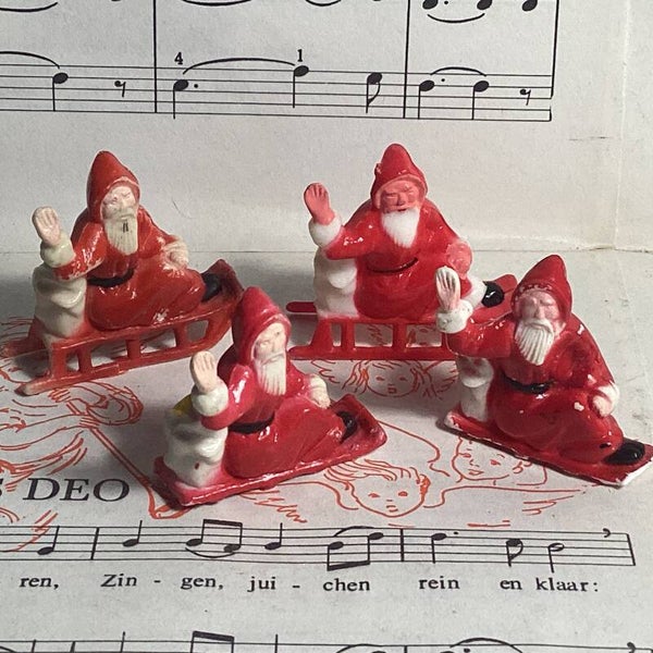 4x vintage kerstmannen op slee en kleedjes 3x3x2 cm