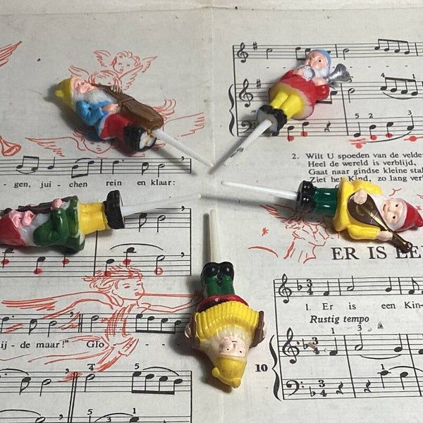5x vintage taartenprikkers muzikale kabouters 5 cm hoog, totaal 8 cm