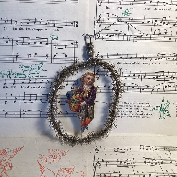 Oude tinsel ovaal, 14x9 cm met dik kartonnen figuur, merry christmas, rond 1900