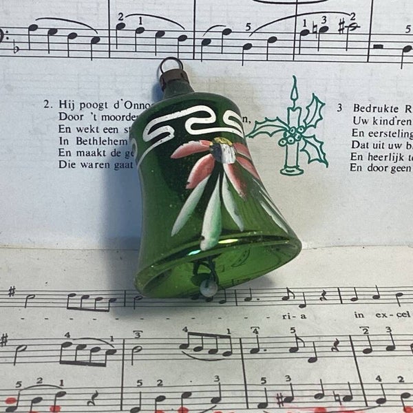 Antieke kerstbal klok met klepel groen, handbeschilderd gedecoreerd, 7 cm