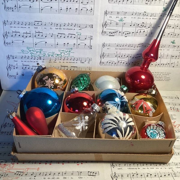 Verzameldoos nr. 12. Met gekleurde kerstbalfiguren