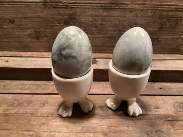 2 eierdopjes met grappige pootjes, marmeren eitjes