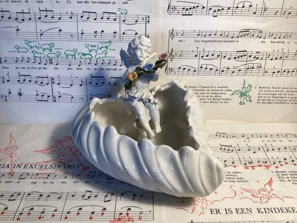 Porseleine engel op hartvormig blad, bijouteriebakje van Bassano Italy, 15x14x13 cm