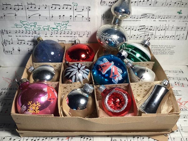 Verzameldoos nr. 4.met zilver en gekleurde glazen oude kerstbalfiguren en piek