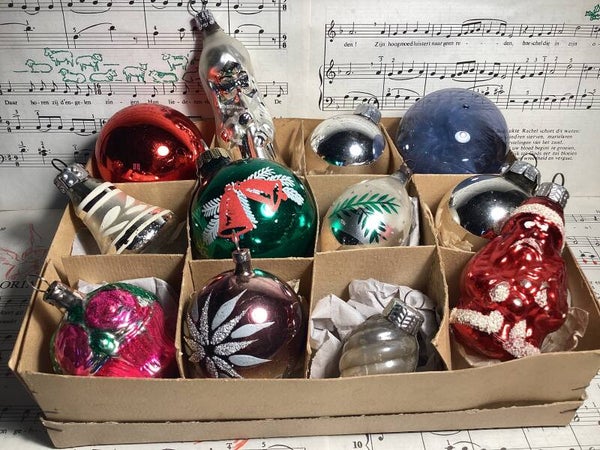 Verzameldoos nr. 6. Met zilver en gekleurde glazen kerstbalfiguren