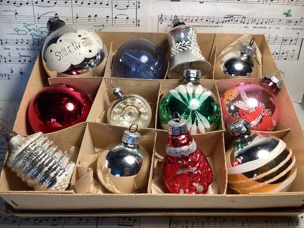Verzameldoos nr. 3. Met oude gekleurde en zilveren kerstballen en figuren