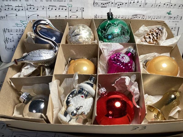Verzameldoos nr. 7. Met gekleurde en zilveren glazen kerstballen en figuren
