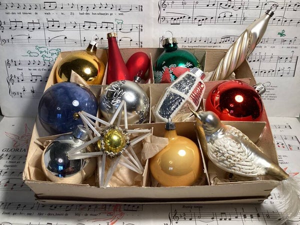 Verzameldoos nr. 9. Met zilveren en gekleurde glazen kerstballen en figuren