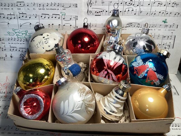 Verzameldoos nr. 11. Met zilveren en gekleurde glazen kerstballen en figuren