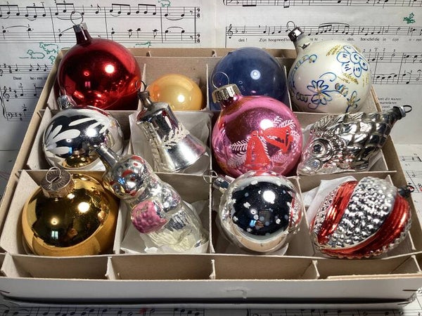 Verzameldoos nr. 12. Met zilveren en gekleurde kerstballen en figuren